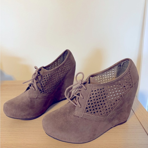 Fergalicious Dade Wedge Brogue Platform Bootie - Picture 2 of 5